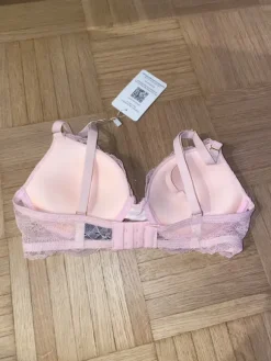 Vaaleanpunaiset pitsi rintaliivit