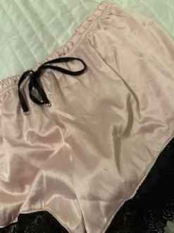 Vaaleanpunaiset pitsishortsit L/XL