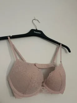 Vaaleanpunaiset push up rintaliivit