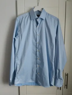 Vaaleansininen kauluspaita