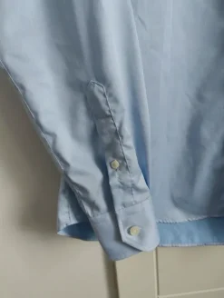 Vaaleansininen kauluspaita