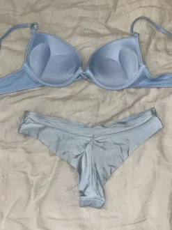 Vaaleansiniset bikinit