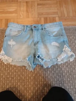 vaaleansiniset farkkushortsit