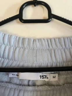 Vaaleansiniset gollegehousut