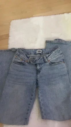 vaaleansiniset low waist farkut