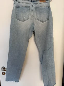 Vaaleat revityt farkut