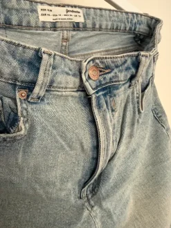 Vaaleat revityt farkut