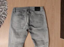 Vaalien harmaat farkut.