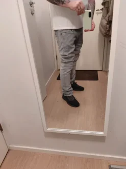 Vaalien harmaat farkut.