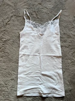 Valkoinen basic toppi S