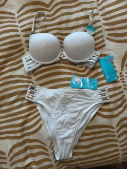 Valkoinen bikini setti