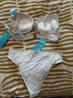 Valkoinen bikini setti