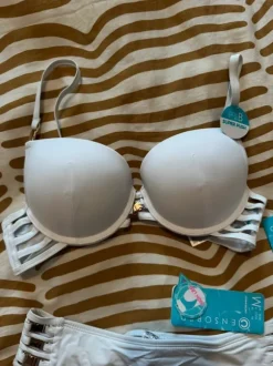 Valkoinen bikini setti