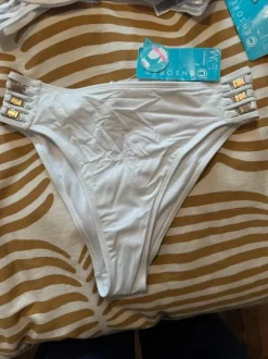 Valkoinen bikini setti