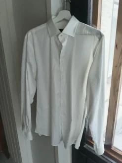 Valkoinen kauluapaita