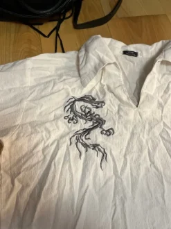 valkoinen kauluspaita