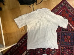 valkoinen kauluspaita