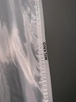 Valkoinen moncler tuulitakki. M koko mutta fittaa S.