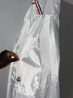 Valkoinen moncler tuulitakki. M koko mutta fittaa S.