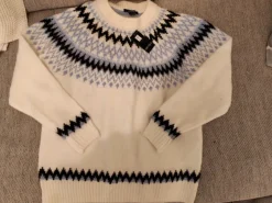 Valkoinen norjalaistyylinen kirjoneule