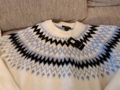 Valkoinen norjalaistyylinen kirjoneule