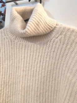 Valkoinen paksu villapaita