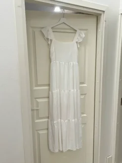 Valkoinen pitkä mekko