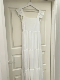 Valkoinen pitkä mekko