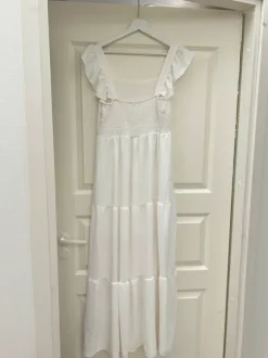 Valkoinen pitkä mekko