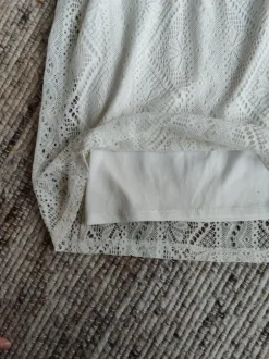 Valkoinen pitsimekko