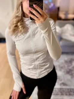 Valkoinen treenitakki