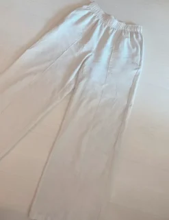 Valkoiset leveälahkeiset kauniit housut