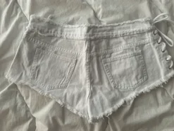 Valkoiset minishortsit