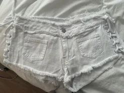 Valkoiset minishortsit