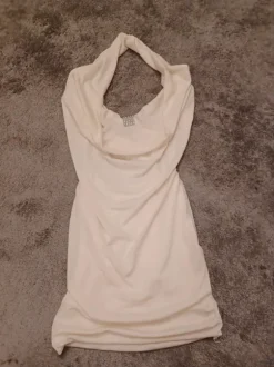 Valkonen pitkä toppi