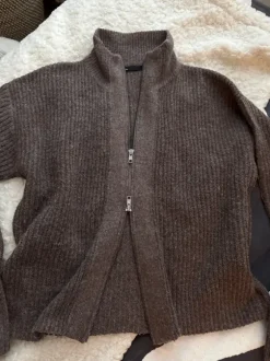 vetoketjullinen neule