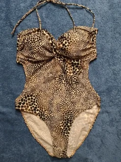 Vähän käytetty kauniinmallinen uimapuku