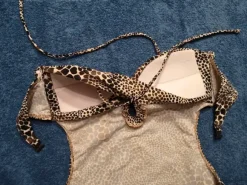 Vähän käytetty kauniinmallinen uimapuku