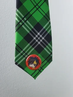 Vihreä kravatti ja j-rock pinssi