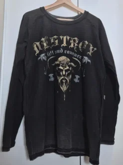 Viikinkiaiheinen paita