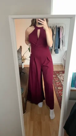 Viininpunainen haalari