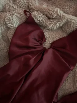 Viininpunainen mekko