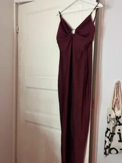 Viininpunainen mekko