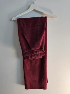 Viininpunaiset college housut