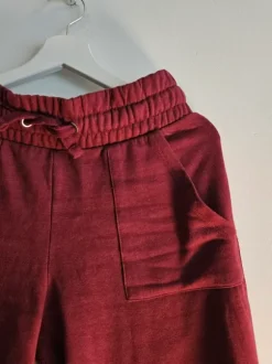 Viininpunaiset college housut