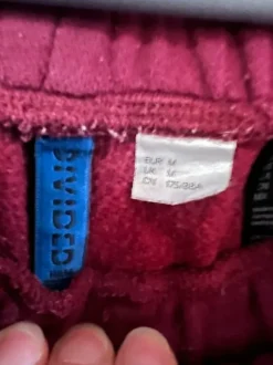 Viininpunaiset shortsit