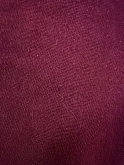 Viininpunaiset shortsit