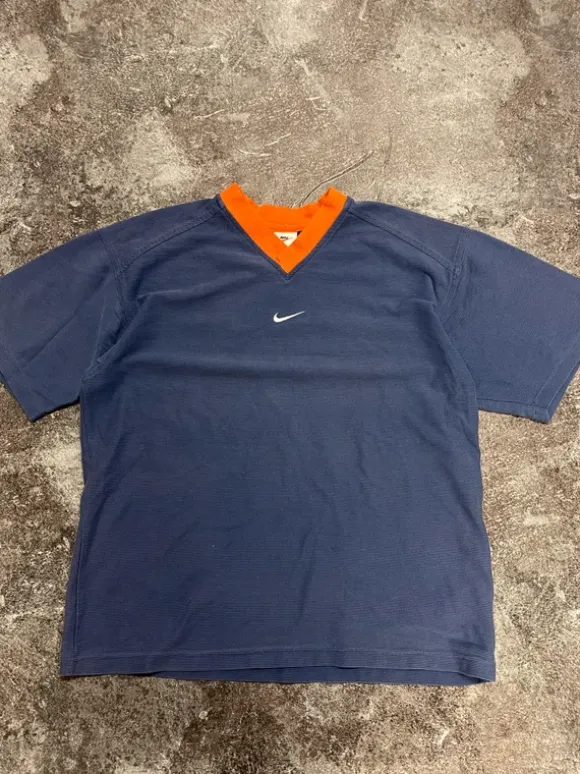 Vintage 90s center swoosh nike t-shirt