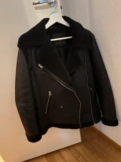 Vuorellinen tekonahkatakki