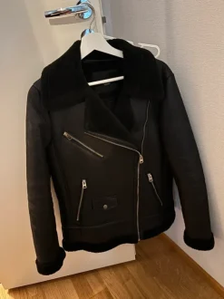 Vuorellinen tekonahkatakki